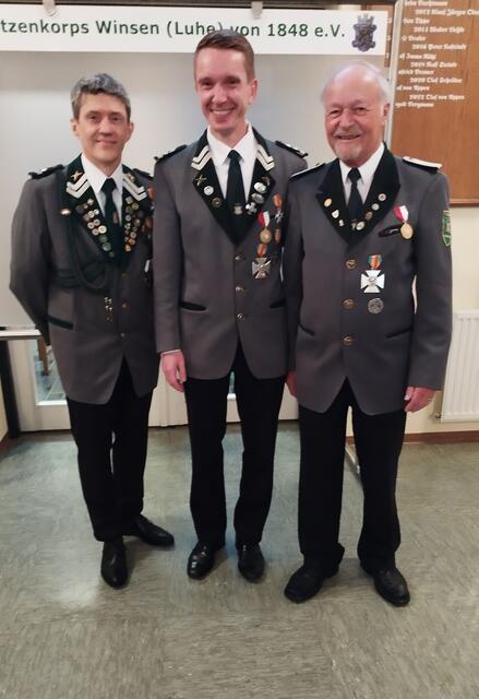 Schaffer Karsten Wenck (v. li.) gratuliert Felix Oppermann und Manfred Nielsen zur Auszeichnung mit der Verdienstmedaille "Rot-weißes Band" | Foto: Helga Westermann