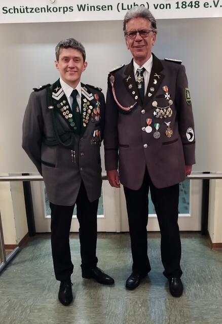 Schaffer Karsten Wenck gratuliert Ingolt Bergmann zur 25-jährigen Mitgliedschaft | Foto: Helga Westermann