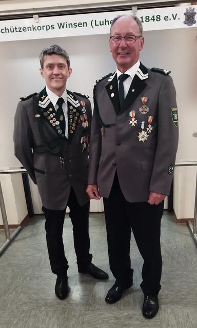 Schaffer Karsten Wenck (li.) gratuliert Friedrich Rebenstorf zur 60-jährigen Mitgliedschaft | Foto: Helga Westermann