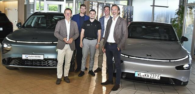 Das Team von Kuhn + Witte (v.li.): Oliver Bohn (Geschäftsführung), Roman Philipp Sprenger (Projektmanager), Ditjon Sinani (Verkauf), Felix Tönnis (Verkaufsleiter Neuwagen) und Jan Rommel (Geschäftsführung)  | Foto: Axel-Holger Haase