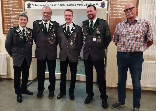 Gratulation zur 40-jährigen Mitgliedschaft (v. li.): Schaffer Karsten Wenck, Karsten Bergmann, Felix Oppermann, Helge Wehrmann und Werner Jankowski | Foto: Helga Westermann
