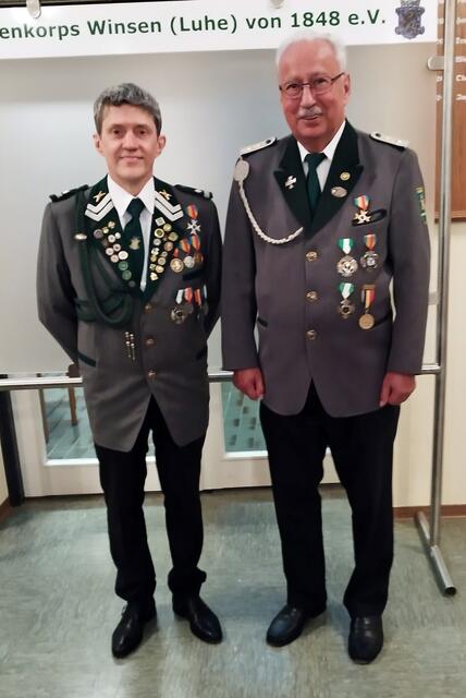 Schaffer Karsten Wenck (li.) gratuliert Winfried Bremer zu 50 Jahren Treue zum Schützenkorps | Foto: Helga Westermann