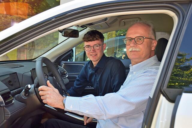 Axel-Holger Haase (vorne) erhielt von Tom Klindworth eine Einweisung in die Bedienung  | Foto: Kuhn + Witte