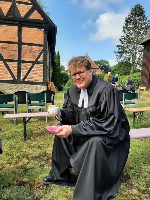 Kirchenkreis-Superintendent Christian Berndt (hier beim Kaffeetrinken vor der Undeloher St.-Magdalenenkirche beim jüngsten Pfingstfest) | Foto: Kirchenkreis Winsen