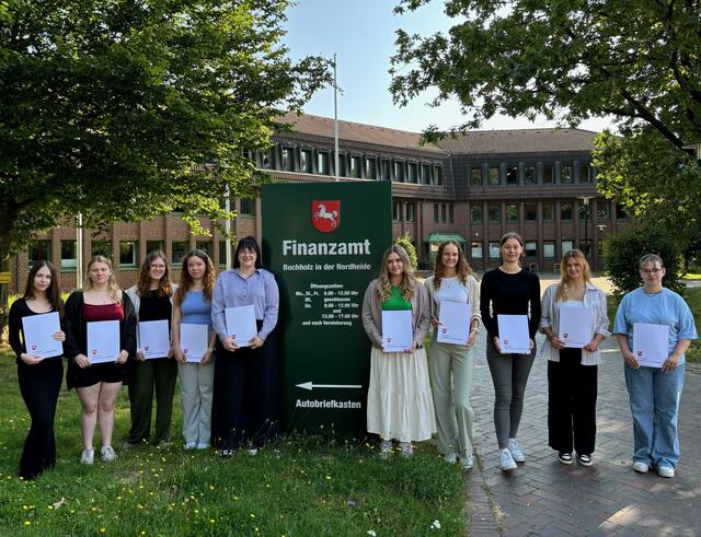 Das Finanzamt Buchholz begrüßte die Anwärterinnen zur Finanzwirtin bzw. zur Diplom-Finanzwirtin | Foto: Finanzamt Buchholz