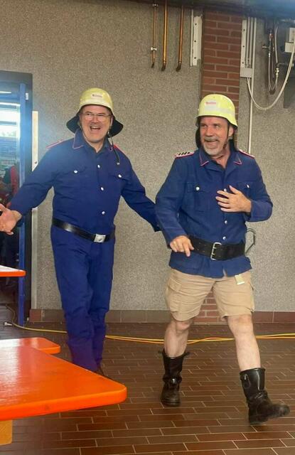 Die Mitglieder der Feuerwehr Maschen sorgte mit den alten Feuerwehrausrüstungen für viele Schmunzler auf Seiten der Besucher | Foto: Feuerwehr Maschen