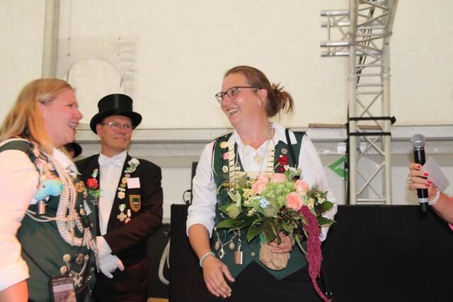 Die neue Damenkönigin (re) wählt ihre Adjutantinnen