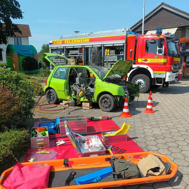 Anhand eines alten Pkw demonstrierten die  | Foto: Feuerwehr Maschen