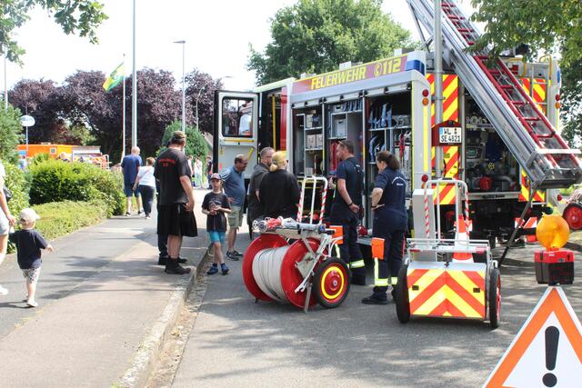 Die Kollegen und Kolleginnen der Feuerwehr Maschen erklärten den Besuchern und Besucherinnen ihr Werkzeuge und wie die Einsatzwagen aufgebaut sind | Foto: sra