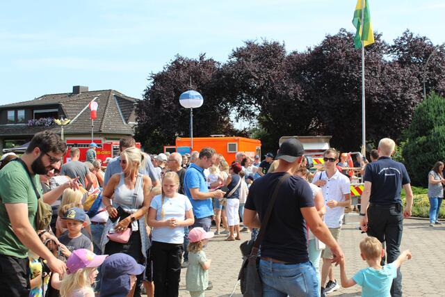 Schon kurz nach Beginn des Festes strömten die Besucher auf das Fest der Maschener Feuerwehr  | Foto: sra