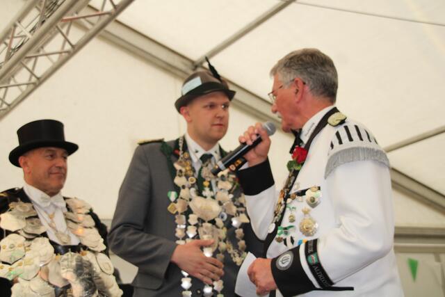 Präsident Uwe Gährs (re.) proklamiert den neuen Vogelkönig Jörg Rademacher, links der "alte" Schützenkönig Stefan Siebert