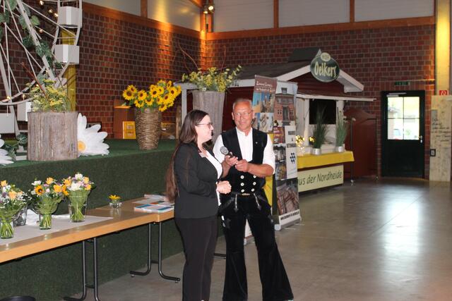 Sandra Feege, verantwortlich für die Öffentlichkeitsarbeit der Kreshandwerkerschaft des Kreises Harburg und Sven Balck, Stellv. Kreishandwerksmeister​ der Zimmerer-Innung des Kreises Harburg | Foto: sra