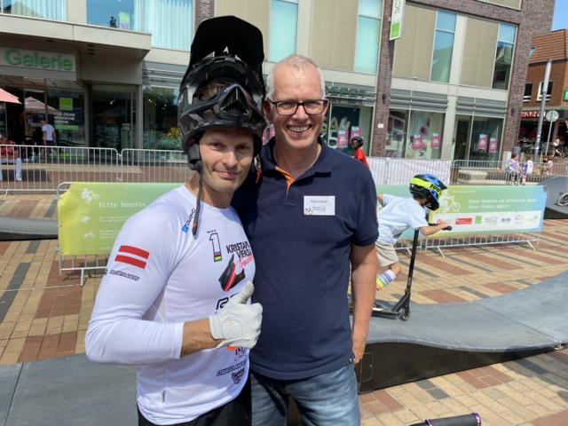 BMX-Profi-Weltmeister Kristaps Veksa (li.) mit Peter Eckhoff vom Verein Buchholz fährt Rad | Foto: Buchholz fährt Rad e.V.