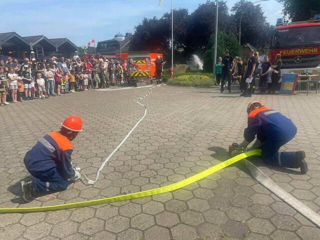 Einen Besucheransturm erlebte die Feuerwehr Maschen bei ihrem Tag der offenen Tür am Wochenende. Mit mehreren Vorführungen demonstrierten aktive Feuerwehrleute sowie Jugendfeuerwehrleute ihr Können. | Foto: Feuerwehr Maschen