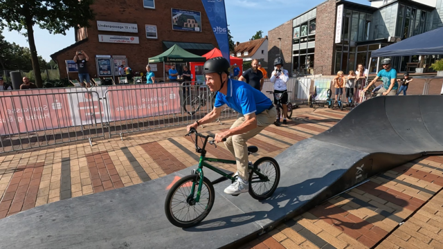 Bürgermeister Jan-Hendrik Röhse wagte sich auf den Pumptrack | Foto: Buchholz fährt Rad e.V.