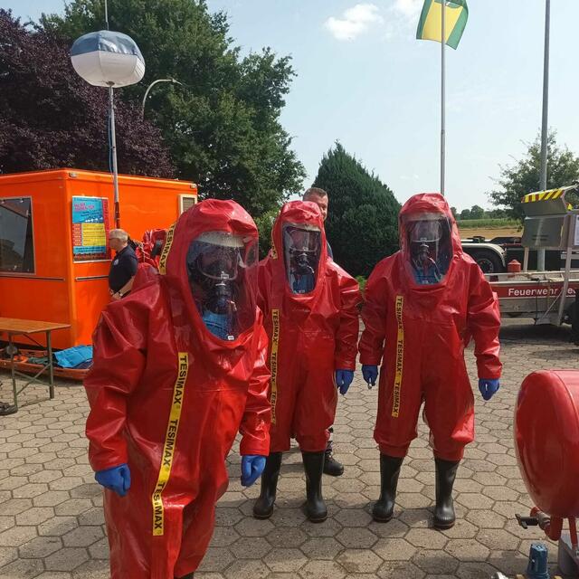 Die Chemieschutzanzüge schützen die Einsatzkräfte gegen z.B. toxische Dämpfe | Foto: Feuerwehr Maschen