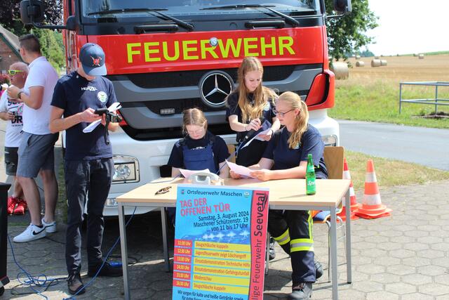 Die Jugendfeuerwehr unterstützte ihre Erwachsenen Kollegen tatkräfitg und unterhaltsam | Foto: sra
