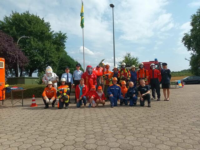 Mit aufwendigen Demonstrationen verschiedener Einsatzszenarien begeisterte die Maschener Feuerwehr die zahlreichen Besucher | Foto: Feuerwehr Maschen