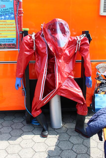 Ein Chemie-Schutzanzug der Maschener Feuerwehr | Foto: sra