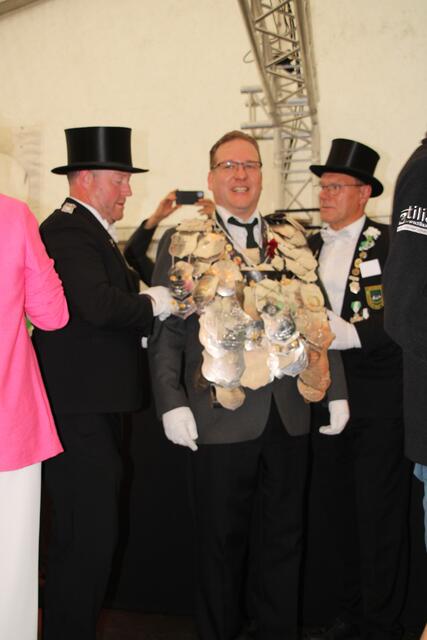 Der König bekommt die Königskette angelegt