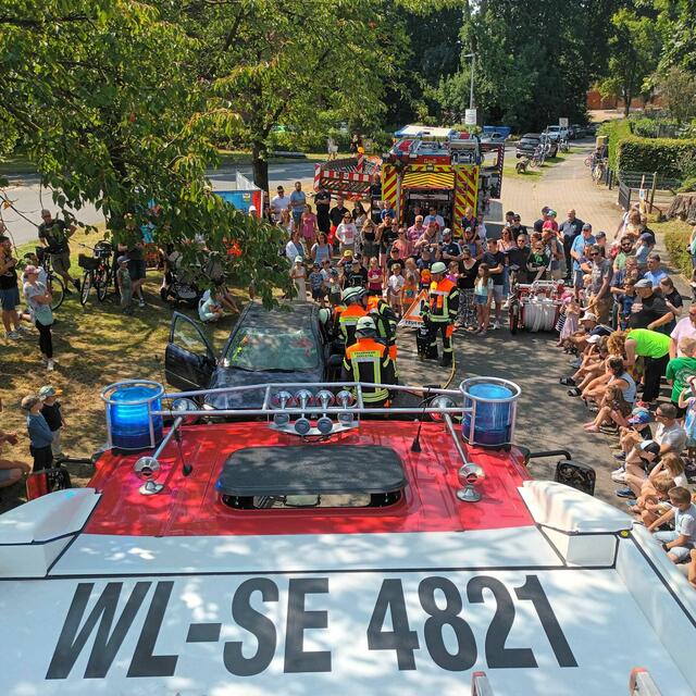 Gebannt beobachteten die Zuschauer die Vorführungen der Maschener Feuerwehr | Foto: Feuerwehr Maschen