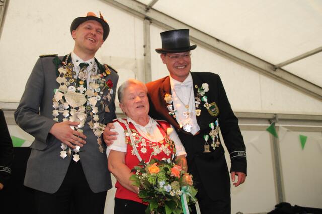 Vogelkönig Jörg Rademacher (li), Köngin der Damenköniginnen Sabine Hofmann und Tobias Holst (König der Könige)