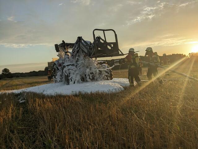 Mit Löschschaum erstickten die Einsatzkräfte die letzten Glutnester | Foto: Freiwillige Feuerwehr Samtgemeinde Hanstedt