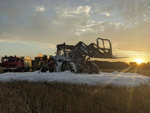 Mit Löschschaum erstickten die Einsatzkräfte die letzten Glutnester | Foto: Freiwillige Feuerwehr Samtgemeinde Hanstedt