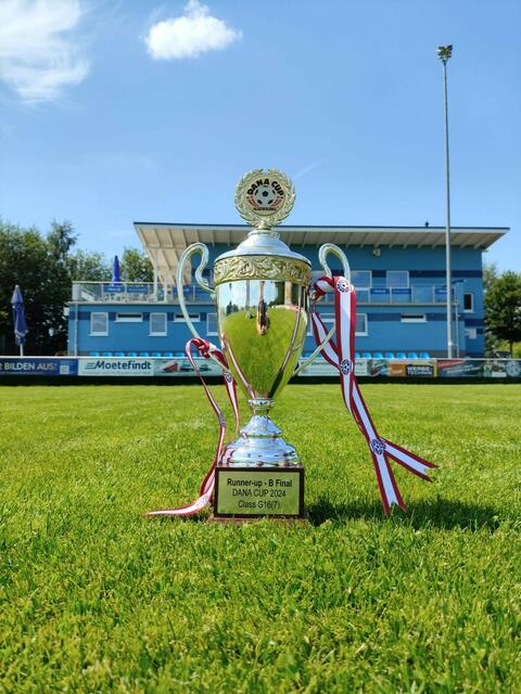 Den Pokal mitgebracht | Foto: BFC