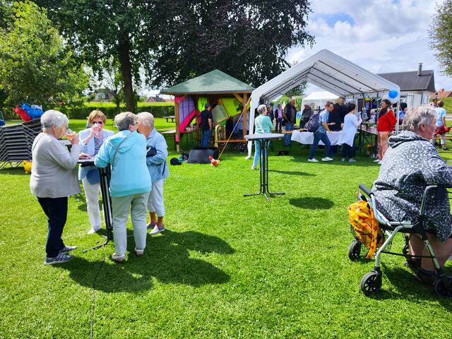 Geselliges Beisammensein bei einem Kaltgetränk | Foto: Förderverein Freibad Hollern-Twielenfleth e.V.