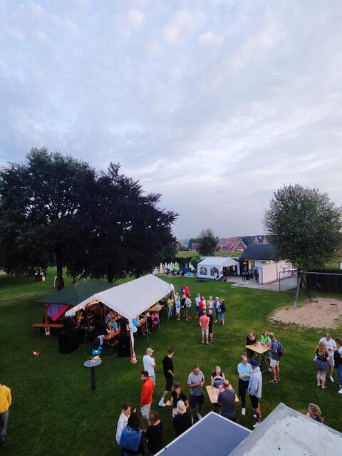 Klönschnack und Leckereien auf der Grünfläche | Foto: Förderverein Freibad Hollern-Twielenfleth e.V.