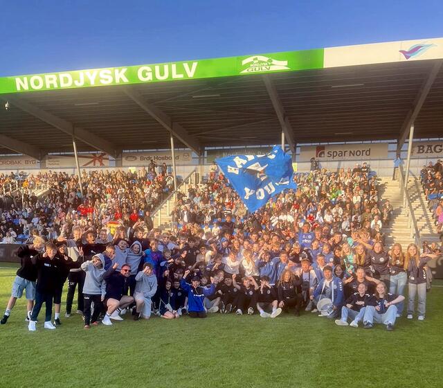 Die Fußballjugendteams des Buchholzer FC (vorne auf dem Rasen) in der Nord Energi Arena im dänischen Hjörring | Foto: BFC