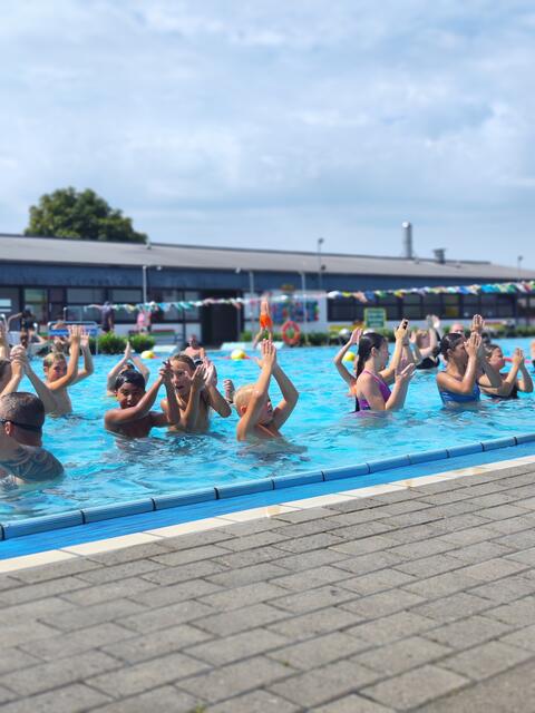 Hoch die Hände im Takt der Musik | Foto: Förderverein Freibad Hollern-Twielenfleth e.V.