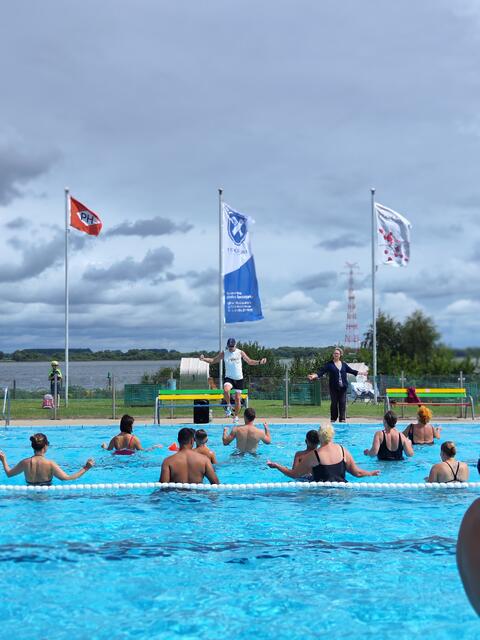 Wassergymnastik mit Feierlaune | Foto: Förderverein Freibad Hollern-Twielenfleth e.V.