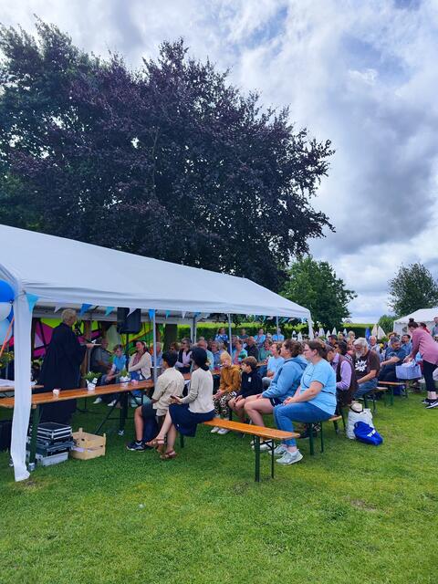 Gottesdienst unterm Pavillondach am Sonntag | Foto: Förderverein Freibad Hollern-Twielenfleth e.V.