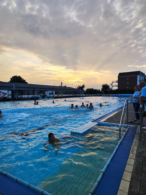 Badespaß in der Dämmerung | Foto: Förderverein Freibad Hollern-Twielenfleth e.V.