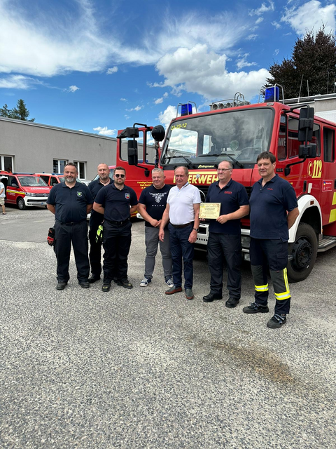 Der Bürgermeister von Brody, Anatolii Beley (5. v. li.), mit seinem Amtskollegen aus Wohlau, Dariusz Chmura, (4. v. li.) mit Mitgliedern der Freiwilligen Feuerwehr Buchholz bei der Fahrzeugübergabe | Foto: Stadt Buchholz