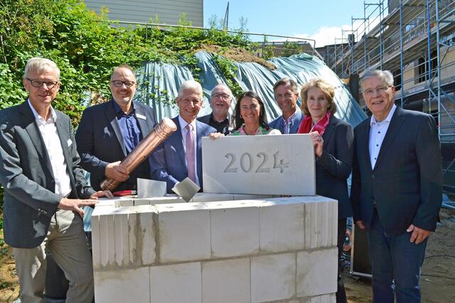 Bei der Grundsteinlegung (v. li.): Technischer Leiter Torsten Riemer, Geschäftsführer Kai Uffelmann, Landrat Rainer Rempe, Geschäftsführer Klaus-Jörg Bossow, Nicole Bracht-Bendt vom Aufsichtsrat, Buchholz' Bürgermeister Jan-Hendrik Röhse,  Geschäftsführerin Dr. Franziska von Breunig und der frühere Geschäftsführer Norbert Böttcher