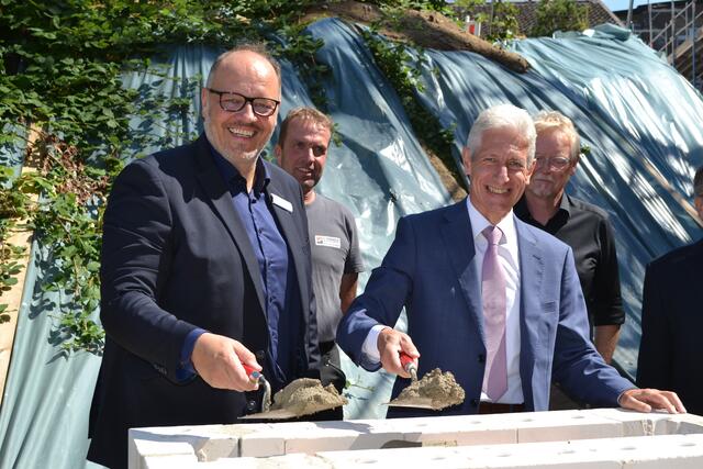 Krankenhaus-Geschäftsführer Kai Uffelmann (li.) und Landrat Rainer Rempe mit den ersten Kellen zum Einmauern des Grundsteins | Foto: bim