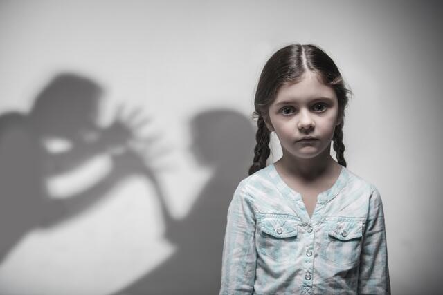 Nicht selten sind Kinder Opfer sexualisierter Gewalt. Die beiden Kirchenkreise Stade und Buxtehude wollen mit Schutzkonzepten Taten verhindern | Foto: Adobe Stock/Viacheslav Yakobchuk