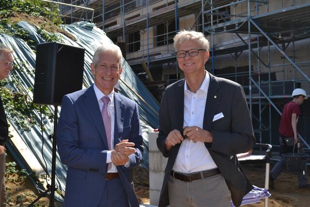 Landrat Rainer Rempe (li.) und Torsten Riemer, Technischer Leiter in den Krankenhäusern Buchholz und Winsen  | Foto: bim