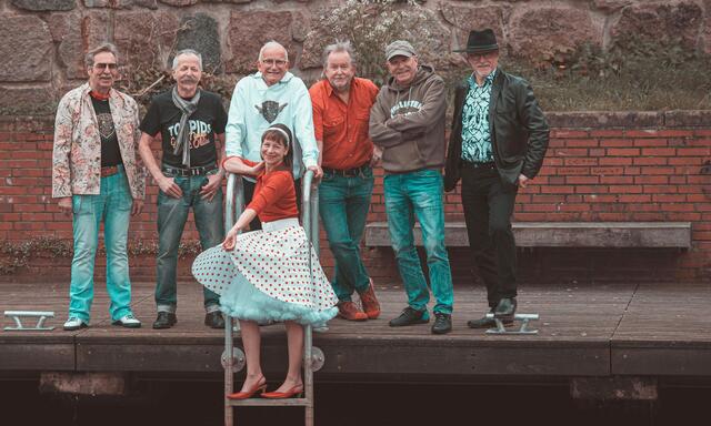 Die Oldie-Band "The Torpids" aus Stade ist seit 16 Jahren fester Bestandteil des Oldtimer-Treffens in Winsen | Foto: Julia Schwartz
