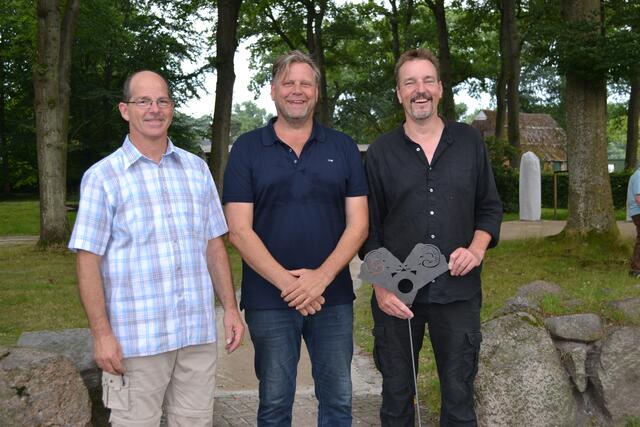 Bürgermeistzer Dierk Beneke (Mi.) mit den Enkeln der letzten Gemeindevorsteher von Avensen und Everstorf: Ralf Stöver (li.) und Henry Holst - mit dem neuen Heidschnucken-"Grenzsymbol" | Foto: bim