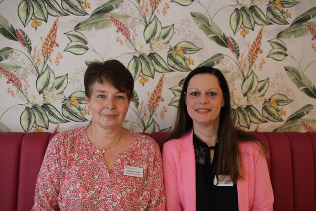 Stefanie Ehlers (li) und Manuela Löser beantworten gerne alle Fragen zum Heidtmanns Hof