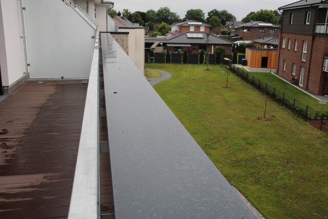 Blick vom Balkon eines Premium-Zimmers in den Garten