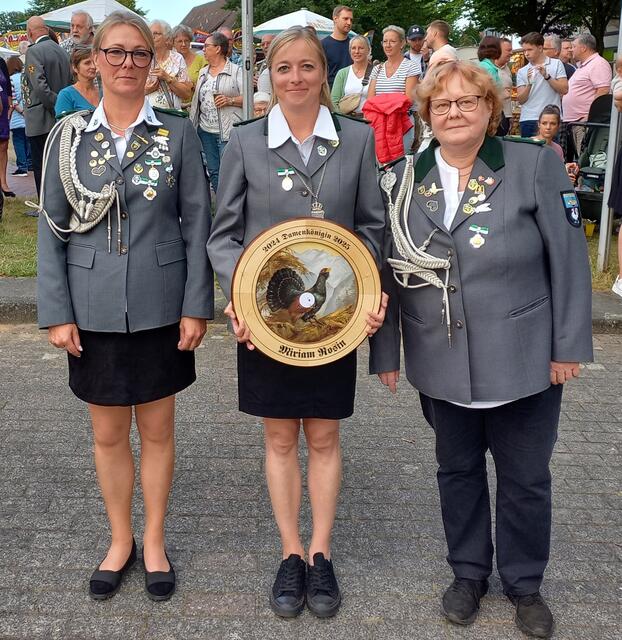 Die neue Damenkönigin ist Miriam Rosin (Mi.). Zu ihren Adjutanten wählte Sie Stephanie Weiß (li.) und Barbara Parwuslski (re.) | Foto: Schützenverein Ramelsloh