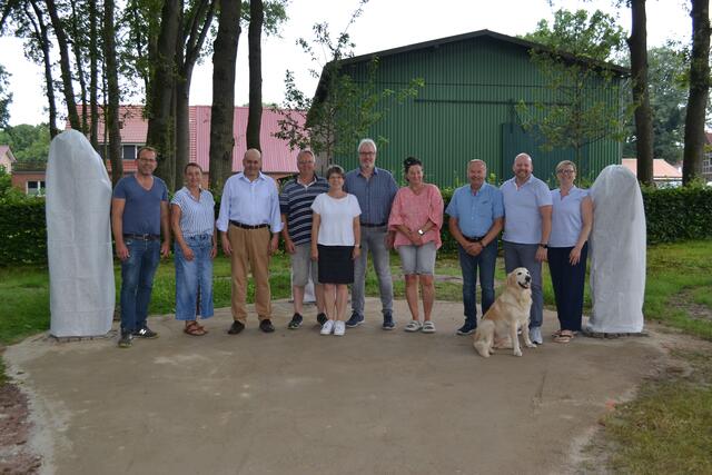 Das noch verhüllte Denkmal mit Initiator Willi-Walter Schultz (3. v. re.) sowie einigen der Sponsoren. Das Denkmal wird u.a. noch um Sitzgelegenheiten und Schautafeln erweitert | Foto: bim