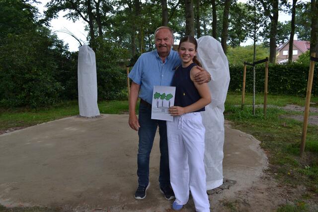 Willi-Walter Schultz hatte die Idee zu dem Denkmal, seine Enkelin Emma  Schultz kreierte den Entwurf mit drei Steinen und drei Eichen. Die Steine stammen vom ehemaligen Busch-Haus in der Dorfmitte, wo heute u.a. der Moorweghof ist | Foto: bim