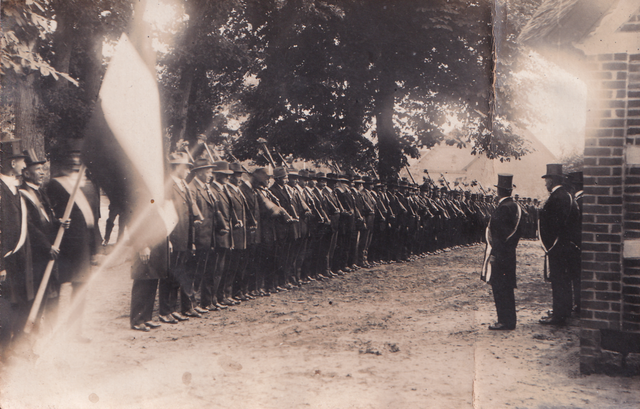 Alte Ansichten aus Avensen: Antreten des Schützenvereins Avensen-Everstorf vor Busch's Gasthaus vermutlich 1926-27