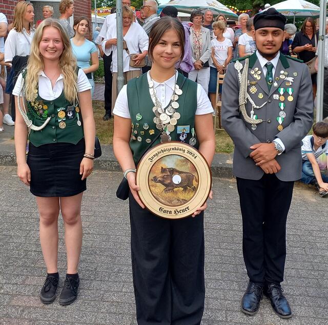 Neue Jungschützenkönigin wurde Cara Heuer (Mi.). Ihre Adjutanten sind Marie Sekerdick (li.) und Gani Singh (re.) | Foto: Schützenverein Ramelsloh